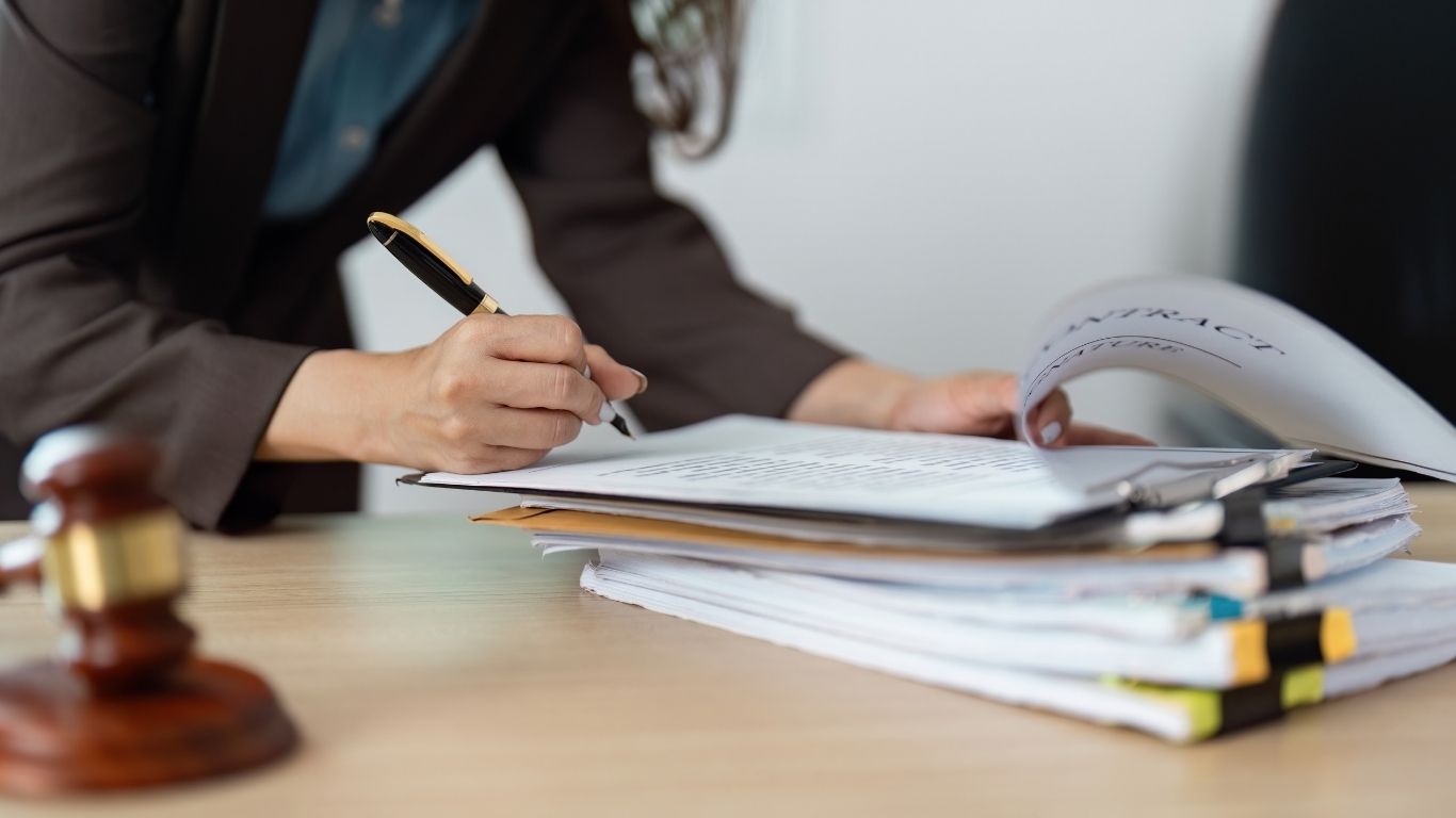 Contract Review Lawyer NYC for Urgent Agreements